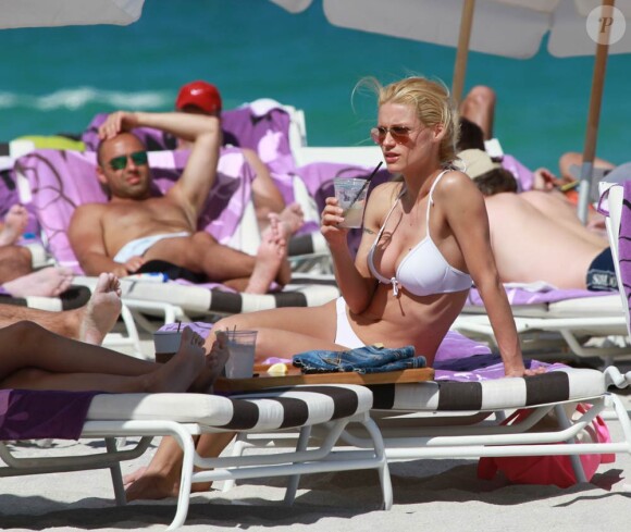 La magnifique Michelle Hunziker, se prélassant sur une plage de South Beach, à Miami, le 6 avril 2010.
