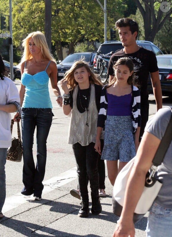 Shauna Sand avec ses deux filles - Victoria et Isabella - et son nouveau toyboy, dans les rues de Beverly Hills, à Los Angeles, le 8 avril 2010.