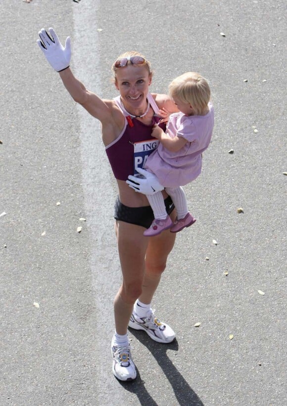 La championne Paula Radcliffe et son premier enfant, Isla, au marathon de New York en novembre 2008 !