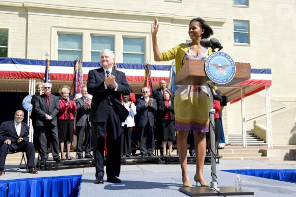 Michelle Obama est au Pentagone pour rencontrer le personnel militaire et civil. Le secrétaire chargé de la Défense est à ses côtés. 09/04/2010