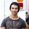 De retour de vacances, Joe Jonas se rend à une séance photo en compagnie de son garde du corps, à Hollywood, le samedi 10 avril.