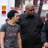 De retour de vacances, Joe Jonas se rend à une séance photo en compagnie de son garde du corps, à Hollywood, le samedi 10 avril.
