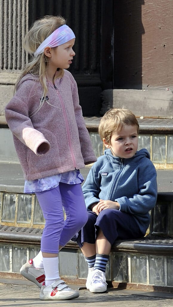Moses et Apple, les enfants de Chris Martin et Gwyneth Paltrow, à New  York le 11 avril 2010