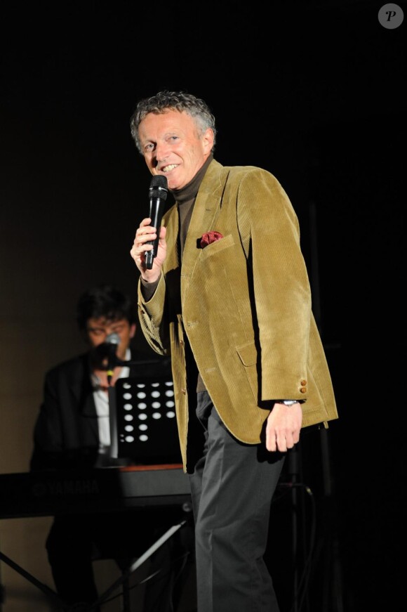 Nelson Monfort lors du gala de charité La Télé qui Chante à l'hôtel Méridien à Paris le 12 avril 2010