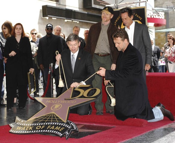 Russell Crowe entouré de Ron Howard et Brian Grazer, à l'occasion de l'inauguration de son étoile sur Hollywood Boulevard, à Los Angeles, le 12 avril 2010.