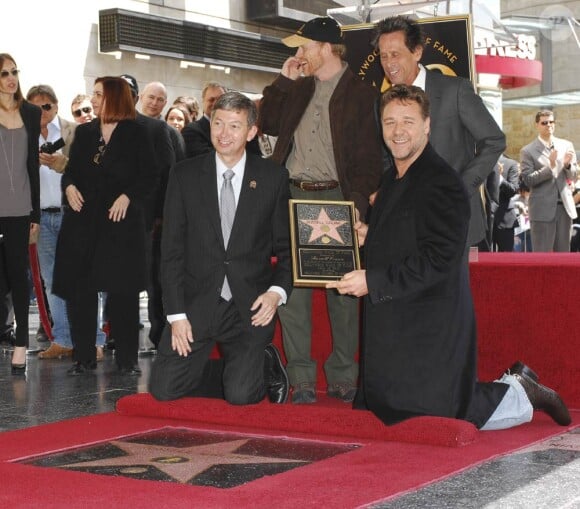 Russell Crowe entouré de Ron Howard et Brian Grazer, à l'occasion de l'inauguration de son étoile sur Hollywood Boulevard, à Los Angeles, le 12 avril 2010.