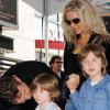 Russell Crowe entouré de sa femme Danielle Specer et de leurs deux fils - Charlie et Tennyson -, à l'occasion de l'inauguration de son étoile sur Hollywood Boulevard, à Los Angeles, le 12 avril 2010.