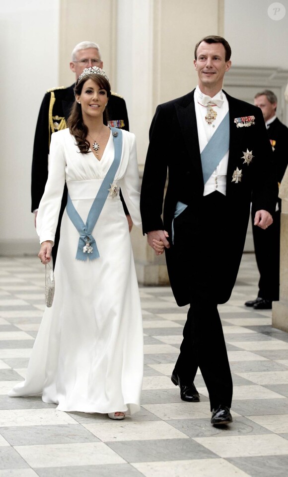 Le 13 avril 2010, la reine Margrethe II de Danemark recevait 400 convives dont sa famille - en photo : son fils Joachim et  son épouse Marie - au palais Christiansborg pour le dîner de ses 70 ans...