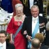 Le 13 avril 2010, la reine Margrethe II de Danemark (photo :  son arrivée avec son mari le prince Henrik) recevait 400 convives dont sa famille au palais Christiansborg pour le dîner de ses 70 ans...
