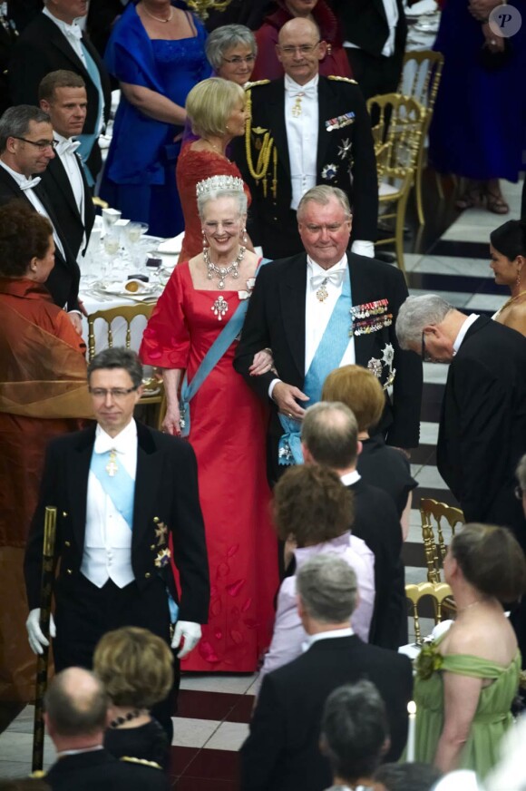 Le 13 avril 2010, la reine Margrethe II de Danemark (photo :  son arrivée avec son mari le prince Henrik) recevait 400 convives dont sa famille au palais Christiansborg pour le dîner de ses 70 ans...