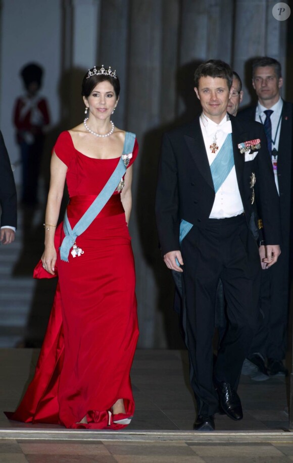 Le 13 avril 2010, la reine Margrethe II de Danemark recevait 400 convives dont sa famille - photo : son fils le prince héritier Frederik et sa belle Mary - au palais Christiansborg pour le dîner de ses 70 ans...