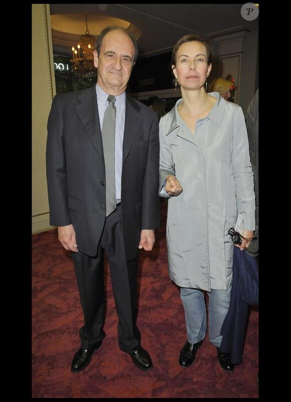Pierre Lescure et Carole Bouquet lors de la première du spectacle Comme il vous plaira de Shakespeare mis en scène par Sam Mendes au Théâtre Marigny à Paris le 14 avril 2010