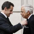 Nicolas Sarkozy et Ralph Lauren lors de la décoration de Ralph Lauren. Le 15 avril 2010