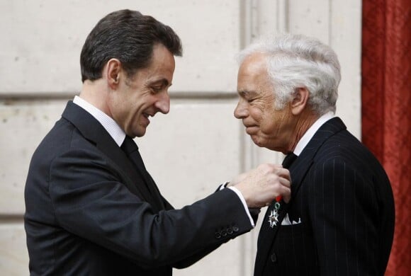 Nicolas Sarkozy et Ralph Lauren lors de la décoration de Ralph Lauren. Le 15 avril 2010