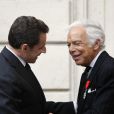 Nicolas Sarkozy et Ralph Lauren lors de la décoration de Ralph Lauren. Le 15 avril 2010