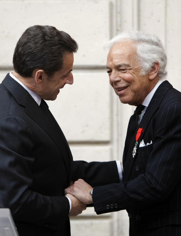 Nicolas Sarkozy et Ralph Lauren lors de la décoration de Ralph Lauren. Le 15 avril 2010