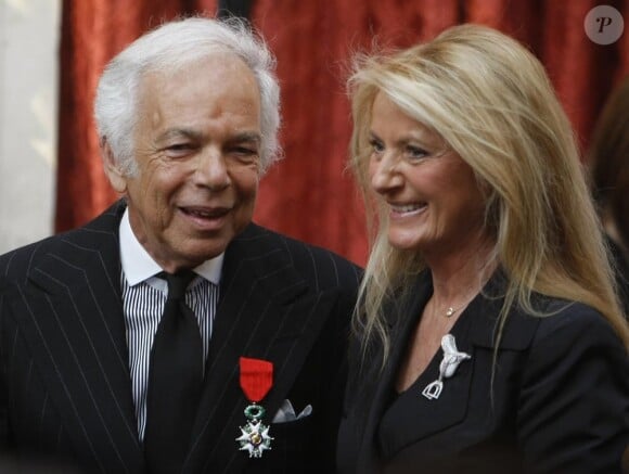 Ralph Lauren et son épouse lors de la décoration de Ralph Lauren par Nicolas Sarkozy. Le 15 avril 2010