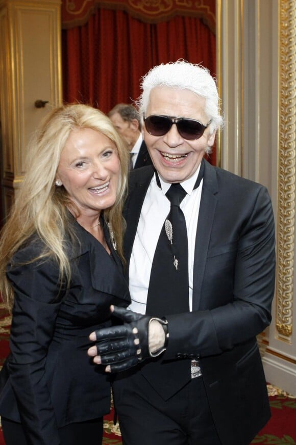 Karl Lagerfeld avec l'épouse de Ralph Lauren lors de la décoration de Ralph Lauren par Nicolas Sarkozy. Le 15 avril 2010