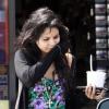 Vanessa Hudgens s'offre un frozen yogurt, mercredi 14 avril, à Los Angeles... et finit par s'essuyer sur sa manche !
