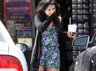 Vanessa Hudgens, pieds nus en pleine rue : quand y'a pas de serviette, c'est sur sa manche qu'elle s'essuie ! Pas d'éducation !