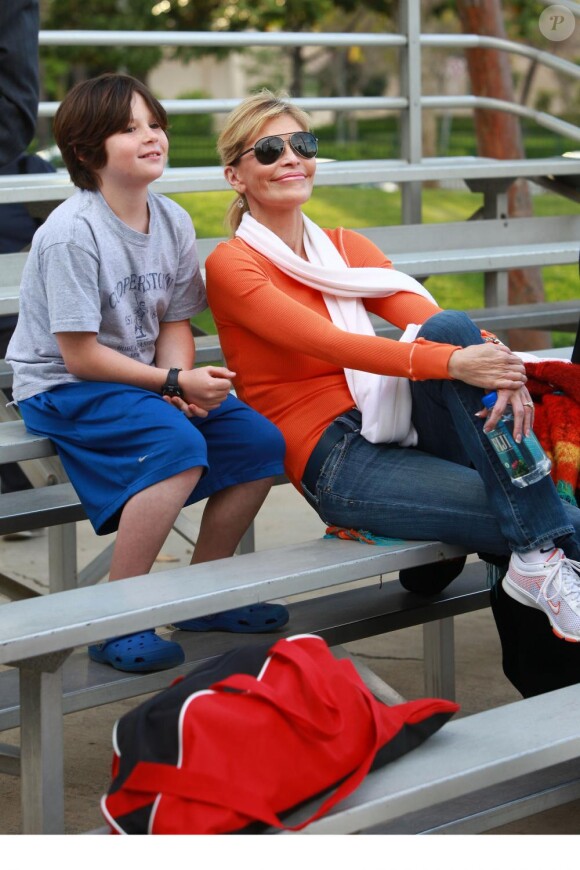 Larry King et sa future ex-épouse Shawn Southwick se retrouvent pour supporter leur fils à un de ses matchs de baseball. Actuellement en pleine demande de divorce, ils semblent très bien s'entendre le 15 avril 2010