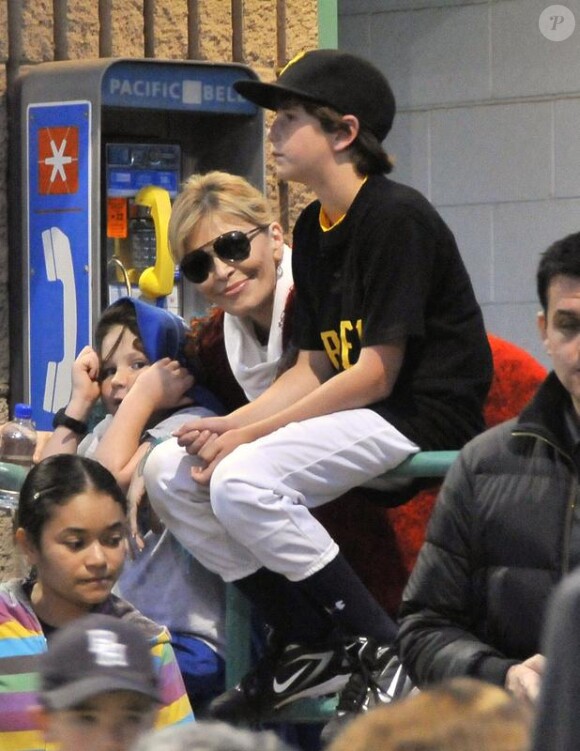 Larry King et sa femme Shawn King attendent leur fils après un tournoi de baseball à Los Angeles le 15 avril 2010