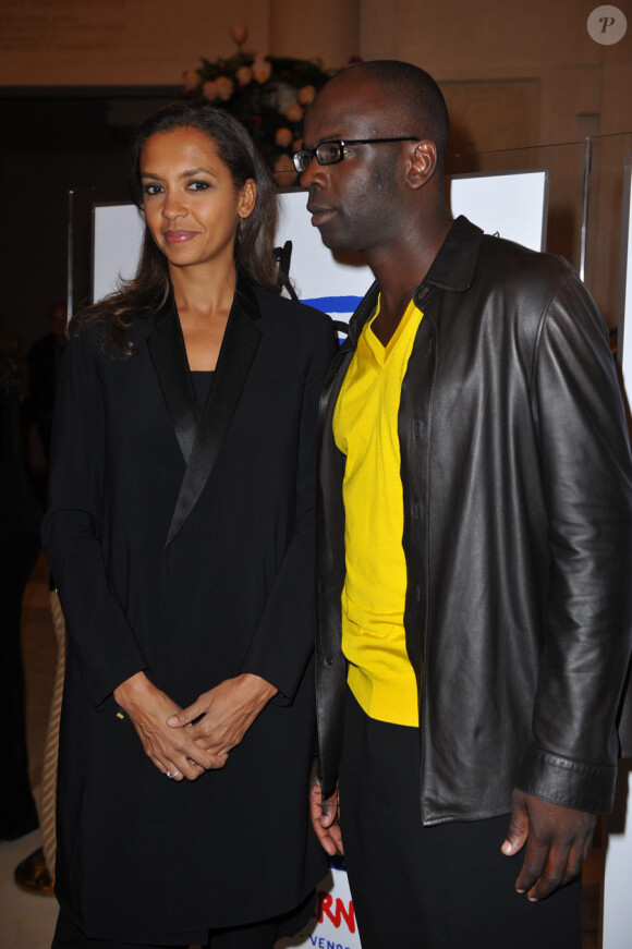 Karine Le Marchand et son compagnon Lilian Thuram lors du gala d'Amnesty International France, ''musique contre l'oubli'', au théâtre des Champs-Elysées à Paris le 16 avril 2010