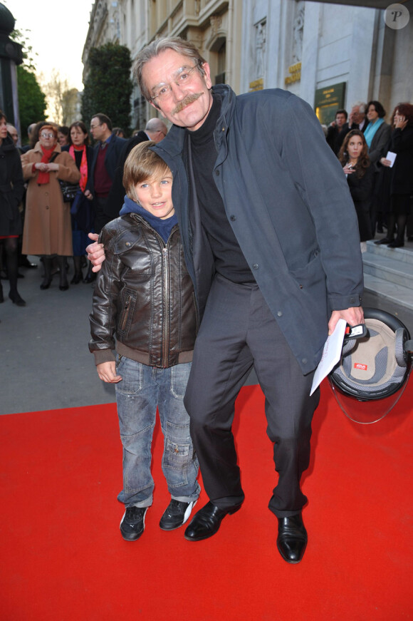 Frédéric Thiriez et son fils lors du gala d'Amnesty International France, ''musique contre l'oubli'', au théâtre des Champs-Elysées à Paris le 16 avril 2010