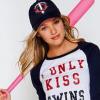 Candice Swanepoel pose pour-Love Pink