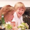 Sharon Stone au restaurant à New York avec son fils Roan le 9 avil 2010