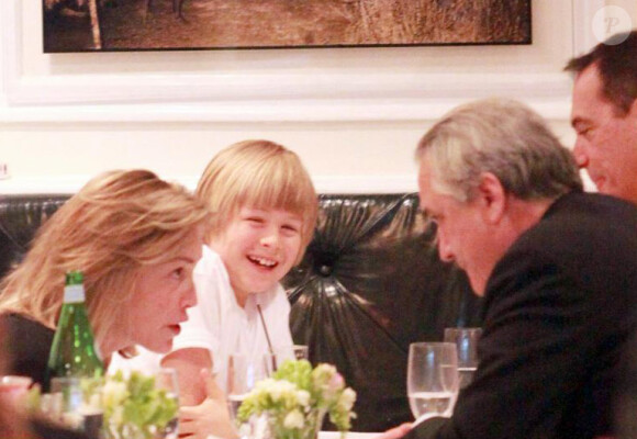 Sharon Stone au restaurant à New York avec son fils Roan le 9 avil 2010