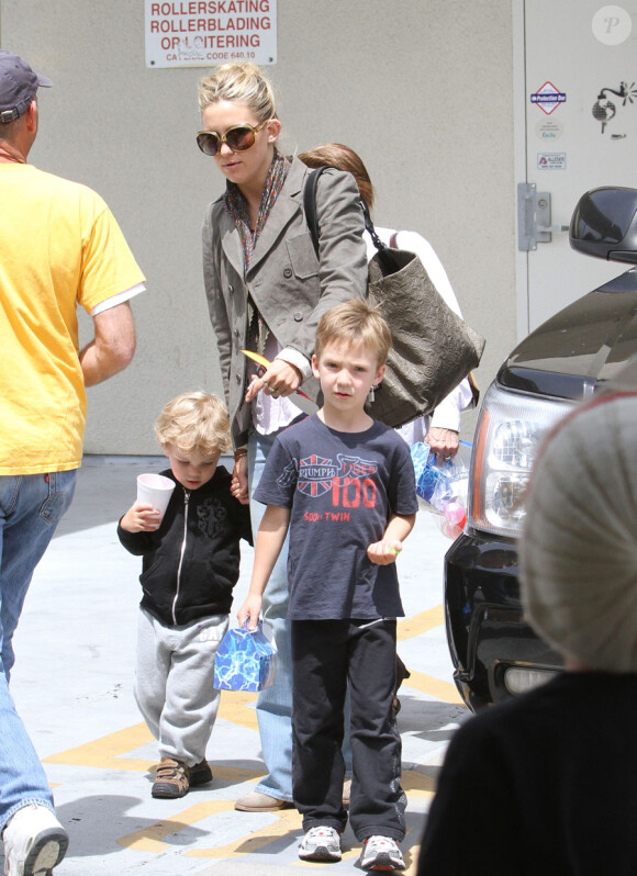 Kate Hudson emmène son fils Ryder et son neveu Wilder à un anniversaire à Studio City en Californie le 17 avril 2010