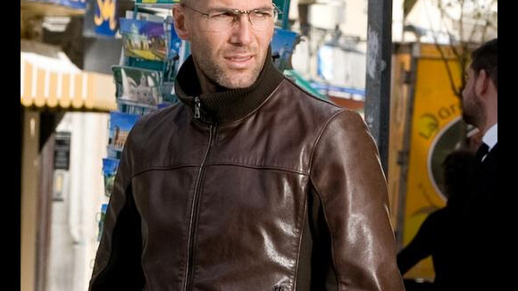Zinedine Zidane : Loin du scandale qui entache les Bleus, il se concentre sur son travail... sous le soleil !