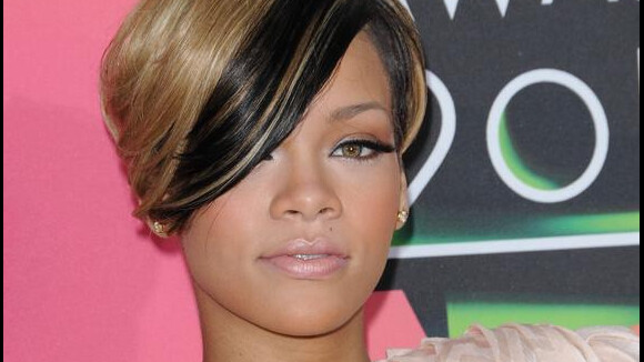 Regardez Rihanna faire une chute déjà culte en plein concert !