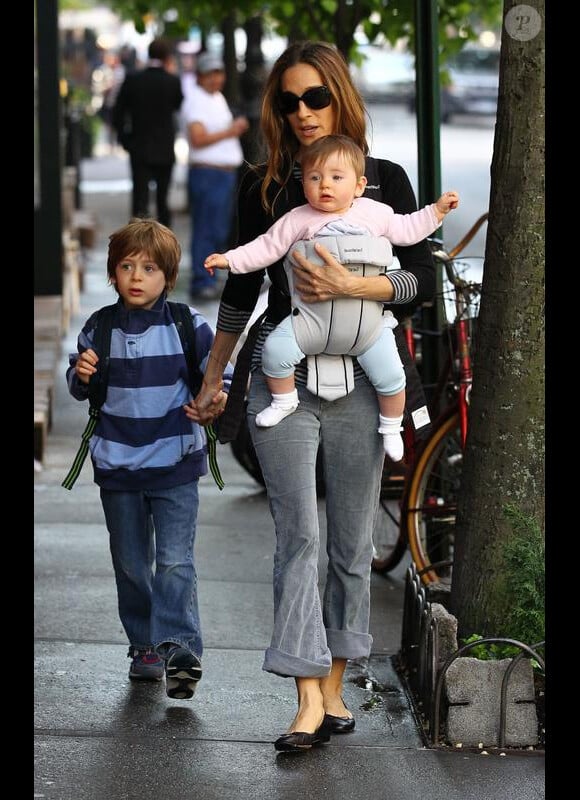 Sarah Jessica Parker se promène avec sa fille Marion et son fils James Wilkie à New York le 22 avril 2010