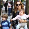 Sarah Jessica Parker se promène avec sa fille Marion et son fils James Wilkie à New York le 22 avril 2010