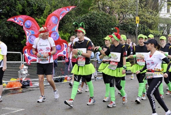 Marathon de Londres 2010 : Les enfants de Richard Branson ont fait la chenille humaine vert fluo avec Beatrice d'York et son boyfriend, et 30 autres coureurs ! (et à droite, premier plan : Natalie Imbruglia)