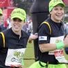 Marathon de Londres 2010 : Les enfants de Richard Branson ont fait la chenille humaine vert fluo avec Beatrice d'York et son boyfriend, et 30 autres coureurs !
