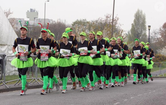 Marathon de Londres 2010 : Les enfants de Richard Branson ont fait la chenille humaine vert fluo avec Beatrice d'York et son boyfriend, et 30 autres coureurs !