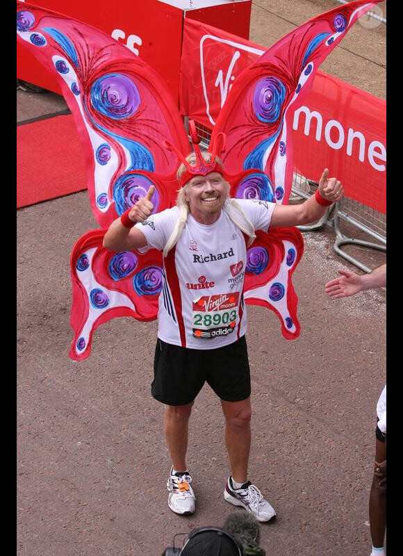 Marathon de Londres 2010 : Les enfants de Richard Branson ont fait la chenille humaine vert fluo avec Beatrice d'York et son boyfriend, et 30 autres coureurs ! Richard Branson est lui-même déchaîné !