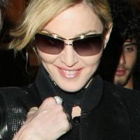Madonna : Surprise en pleine rue, au bras d'un adolescent !