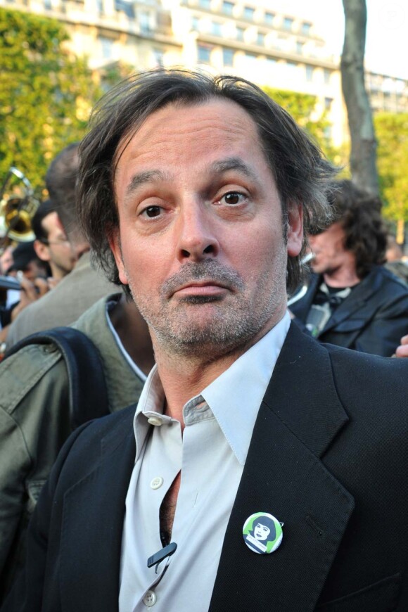 Christophe Alévêque chante Milles Colombes devant le Fouquet's  pour Nicolas Sarkozy, le 6 mai 2008 !