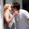 La chanteuse LeAnn Rimes se promène avec son amoureux Eddie Cibrian le 26 avril 2010 en Californie 