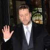 Russell Crowe quitte l'hôtel George V à Paris le 27 avril 2010