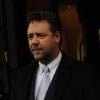 Russell Crowe quitte l'hôtel George V à Paris le 27 avril 2010
