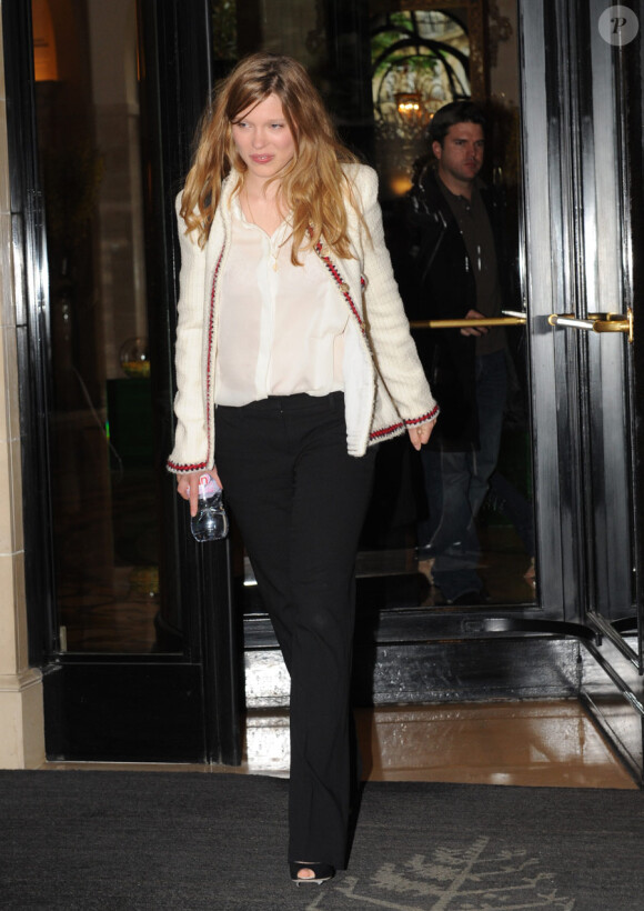 Léa Seydoux quitte l'hôtel George V à Paris le 27 avril 2010