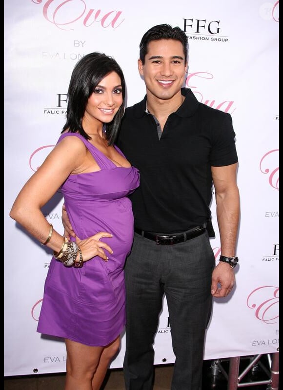 Mario Lopez et sa compagne Courtney Mazza, enceinte, lors de la soirée de promo du parfum Eva d'Eva Longoria dans son restaurant le Beso à Hollywood le 27 avril 2010