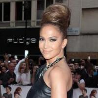 Jennifer Lopez : Même avec un nid d'oiseau sur la tête, elle fait sensation !