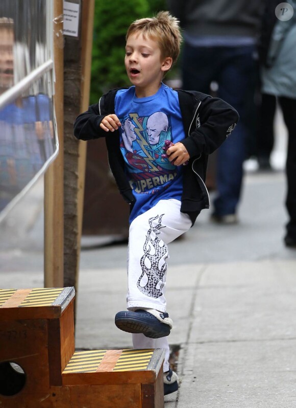 Le petit Ryder Hudson, fils de Kate Hudson, sur le tournage de Something Borrowed, à New York, le 28 avril 2010.
