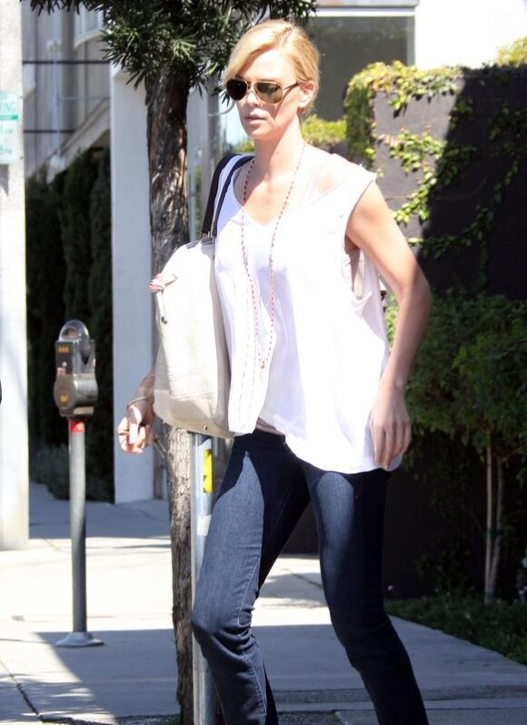 Charlize Theron dans les rues de West Hollywood le 30 avril 2010